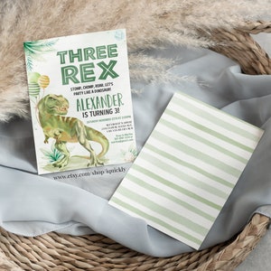 K&ouml;nnte beinhalten: Eine gr&uuml;ne und wei&szlig;e Dinosaurier-Geburtstagseinladung mit gr&uuml;nem gestreiftem R&uuml;cken. Die Vorderseite der Einladung zeigt einen gr&uuml;nen Dinosaurier mit dem Text "Three Rex" und "Alexander is turning 3!" Die R&uuml;ckseite der Einladung hat ein gr&uuml;nes gestreiftes Muster.