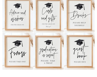 Puede incluir: Seis carteles de fiesta de graduación con gorros de graduación negros y texto blanco. Los carteles dicen "Consejos y deseos", "Tarjetas y regalos", "Bebidas", "Favores", "La graduación es dulce" y "Libro de visitas".