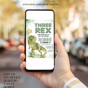 K&ouml;nnte beinhalten: Eine digitale Einladung zu einer Dinosaurier-Geburtstagsparty. Die Einladung zeigt einen gr&uuml;nen Tyrannosaurus Rex mit Aquarell-Effekt. Der Text lautet "Three Rex" und "Alexander wird 3!" mit Details zu Datum, Uhrzeit und Ort der Party.