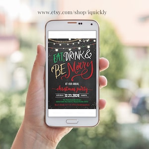 K&ouml;nnte beinhalten: Ein Smartphone zeigt eine Weihnachtsparty-Einladung. Die Einladung lautet "Eat, Drink & Be Merry" in roter und goldener Schrift auf einem Tafelhintergrund. Das Datum ist der 23. Dezember 2020, mit Adressdetails darunter. Die Etsy-Shop-URL ist sichtbar.