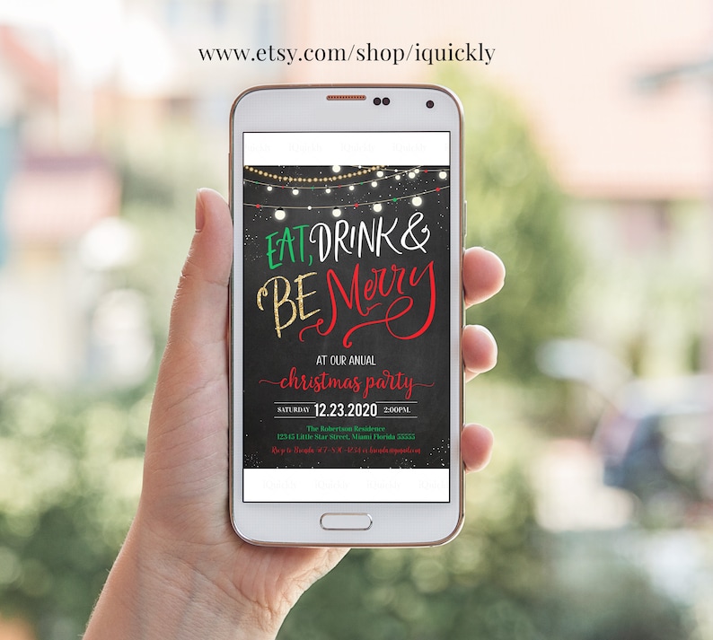 K&ouml;nnte beinhalten: Ein Smartphone zeigt eine Weihnachtsparty-Einladung. Die Einladung lautet "Eat, Drink & Be Merry" in roter und goldener Schrift auf einem Tafelhintergrund. Das Datum ist der 23. Dezember 2020, mit Adressdetails darunter. Die Etsy-Shop-URL ist sichtbar.
