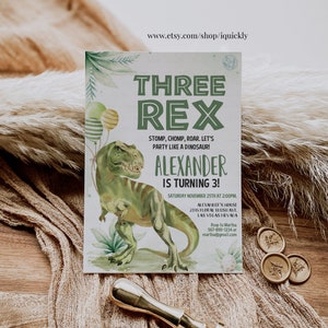 K&ouml;nnte beinhalten: Eine gr&uuml;ne Dinosaurier-Illustration mit einer Geburtstagseinladung f&uuml;r einen Jungen, der drei Jahre alt wird. Die Einladung lautet "Three Rex" und "Stomp, Chomp, Roar. Let's Party Like a Dinosaur!" mit dem Namen des Jungen "Alexander" und dem Datum und der Uhrzeit der Party.