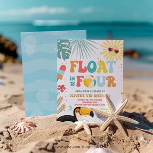 Puede incluir: Una colorida invitaci&oacute;n de cumplea&ntilde;os con el texto "FLOAT IN FOUR" y una ilustraci&oacute;n de un tuc&aacute;n. La invitaci&oacute;n est&aacute; en una playa de arena con un fondo azul. La invitaci&oacute;n incluye los detalles de la fiesta.