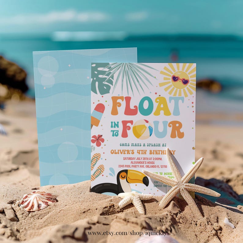 Puede incluir: Una colorida invitaci&oacute;n de cumplea&ntilde;os con el texto "FLOAT IN FOUR" y una ilustraci&oacute;n de un tuc&aacute;n. La invitaci&oacute;n est&aacute; en una playa de arena con un fondo azul. La invitaci&oacute;n incluye los detalles de la fiesta.