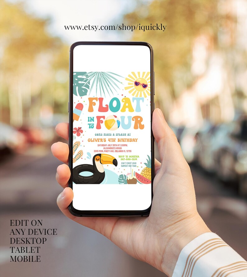 Puede incluir: Un tel&eacute;fono inteligente muestra una colorida invitaci&oacute;n de cumplea&ntilde;os con el texto "Float in Four". El dise&ntilde;o incluye un tuc&aacute;n, un sol con gafas de sol y una sand&iacute;a. La invitaci&oacute;n se sostiene en una mano, con la URL de la tienda de Etsy visible en la parte superior.