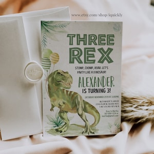 K&ouml;nnte beinhalten: Gr&uuml;ne Dinosaurier-Geburtstagseinladung mit einer gr&uuml;nen und wei&szlig;en Aquarell-Dinosaurier-Illustration. Der Text lautet "Three Rex" und "Alexander wird 3!" mit den Partydetails darunter.