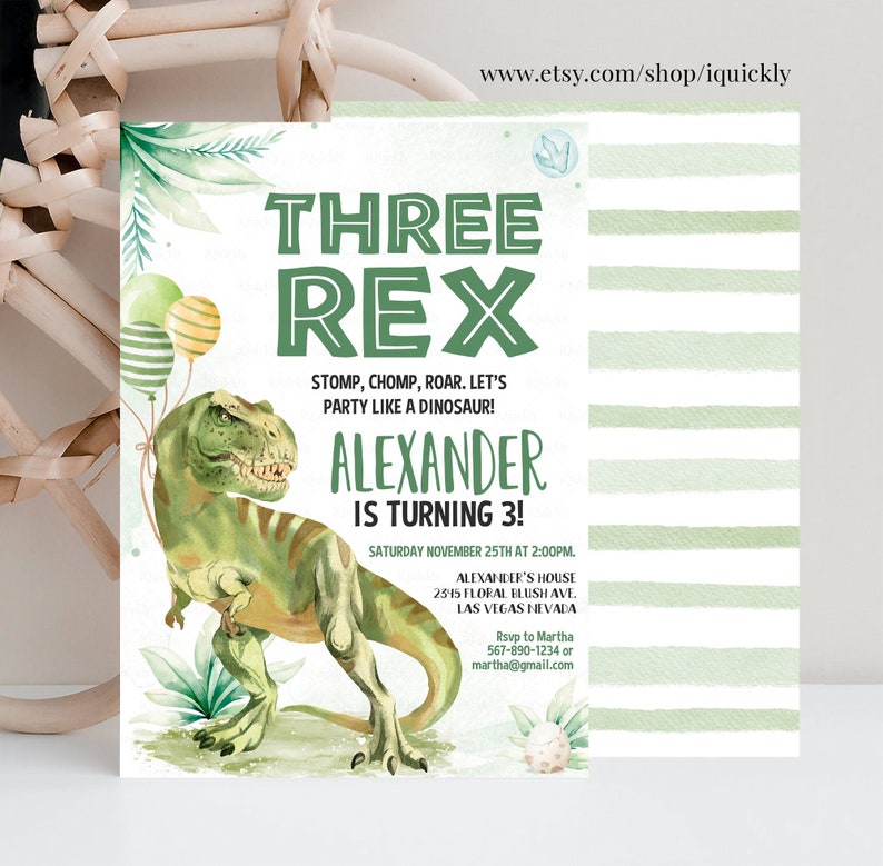 K&ouml;nnte beinhalten: Ein gr&uuml;n-wei&szlig; gestreifter Hintergrund mit einer gr&uuml;nen Dinosaurier-Illustration. Der Text "THREE REX" ist in gr&uuml;nen Buchstaben. Der Text "STOMP, CHOMP, ROAR. LET'S PARTY LIKE A DINOSAUR!" ist in schwarzen Buchstaben. Der Text "ALEXANDER IS TURNING 3!" ist in gr&uuml;nen Buchstaben. Der Text "SATURDAY NOVEMBER 25TH AT 2:00PM. ALEXANDER'S HOUSE 2315 FLORAL BLUSH AVE. LAS VEGAS NEVADA" ist in schwarzen Buchstaben. Der Text "Rsvp to Martha 567-890-1234 or martha@gmail.com" ist in schwarzen Buchstaben.