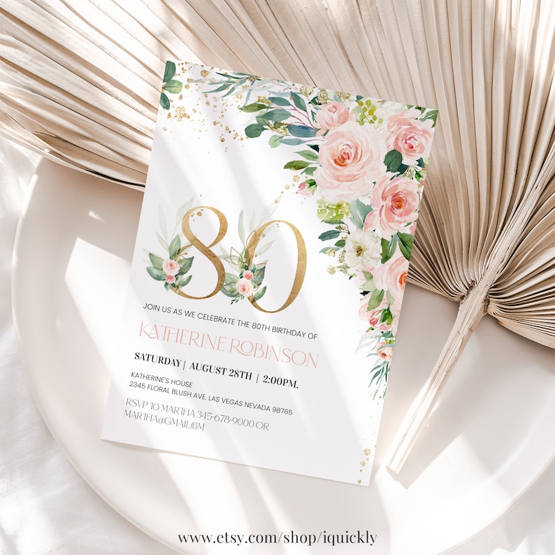 Puede incluir: Una tarjeta de invitaci&oacute;n con un dise&ntilde;o floral y purpurina dorada. El texto de la tarjeta dice "&Uacute;nete a nosotros para celebrar el 80 cumplea&ntilde;os de Katherine Robinson. S&aacute;bado | 28 de agosto | 2:00 PM. Casa de Katherine 2345 Floral Blush Ave Las Vegas Nevada 98765 RSVP a Mariha 345-678-9000 o Mariha@gmail.com www.etsy.com/shop/iquickly"