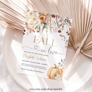 Peut inclure: Une invitation de fête prénuptiale sur le thème "Tomber amoureux" avec un design floral aquarelle mettant en scène des citrouilles, des feuilles et des fleurs dans des tons orange, jaune et marron. Le texte "Tomber amoureux" est écrit en lettres d'or. L'invitation comprend le nom de la mariée, la date, l'heure et le lieu.