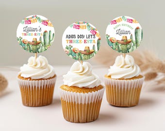 Könnte beinhalten: Drei Cupcake-Topper mit Kaktus- und Sombrero-Motiv. Die Topper zeigen bunte Papierfahnen, einen Kaktus mit Sombrero und den Text "Lillian's Three-Esta" und "Happy Birthday Lillian".