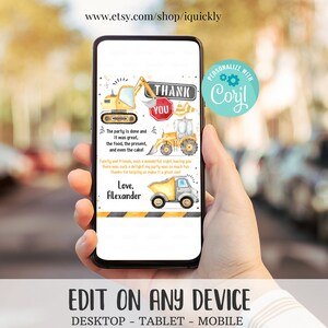 Op de afbeelding: Een digitale bedankkaart met een bouwthema. De kaart toont een gele en zwarte bouwtruck, een stopbord met de woorden "Bedankt" en een gepersonaliseerd bericht dat zegt "Personaliseer met Cory!" De kaart bevat ook de tekst "Het feest is voorbij en het was geweldig, het eten, het cadeau en zelfs de taart!" en "Familie en vrienden, wat een geweldig gezicht, jullie hier te hebben was zo leuk! Mijn feest was zo leuk. Bedankt dat jullie ons hebben geholpen om er een geweldig feest van te maken! Liefs, Alexander."