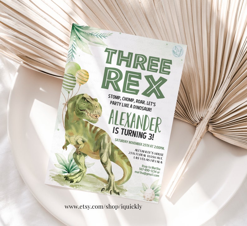 K&ouml;nnte beinhalten: Eine Illustration eines gr&uuml;nen Dinosauriers mit Aquarell-Effekt. Der Dinosaurier h&auml;lt Ballons. Der Text lautet "Three Rex" und "Alexander wird 3!" mit einem Datum und einer Uhrzeit f&uuml;r die Party. Die Einladung ist f&uuml;r eine Dinosaurier-Geburtstagsparty.