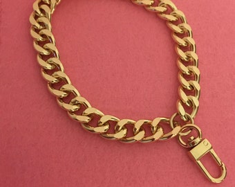 Correa de muñeca de cadena tipo curb dorada FERIAL ROSE (12 mm) – Accesorio de bolso de aluminio pulido