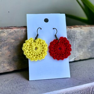 Boucles d&#39;oreilles au crochet jaune et rouge