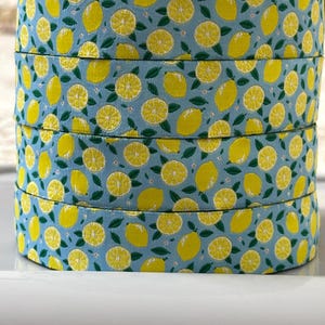 SUMMER Design / Gelbe ZITRONE und Blätter Design JACQUARD Band Polytrims7 / 8 &quot;breit (22 mm) 1 &quot;(25 mm) Pulverblaue Basis.Mehrere Breiten erhältlich.