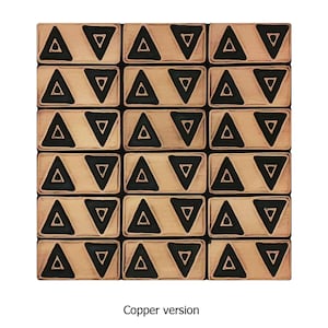 Puede incluir: Un azulejo de color cobre con un patrón repetitivo de triángulos negros. El azulejo forma parte de un conjunto más grande de azulejos que se pueden utilizar para crear una pared o un suelo decorativos.