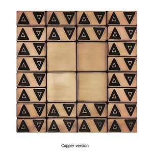 Puede incluir: Un azulejo de color cobre con un patrón de triángulos negros. El azulejo forma parte de un conjunto más grande de azulejos que se pueden utilizar para crear una pared o un suelo decorativos.