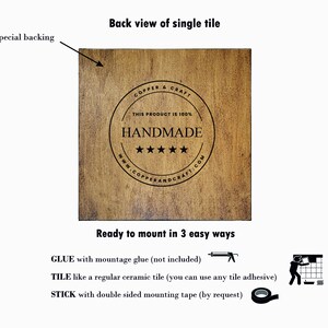 Puede incluir: Vista posterior de un azulejo de madera con acabado de madera marr&oacute;n. El azulejo tiene un sello negro con el texto "COPPER & CRAFT", "THIS PRODUCT IS 100%", "HANDMADE" y cinco estrellas. El azulejo tiene un respaldo especial y se puede montar de tres maneras: con pegamento, como un azulejo cer&aacute;mico normal, o con cinta adhesiva de doble cara.