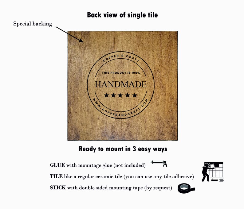 Puede incluir: Vista posterior de un azulejo de madera con acabado de madera marr&oacute;n. El azulejo tiene un sello negro con el texto "COPPER & CRAFT", "THIS PRODUCT IS 100%", "HANDMADE" y cinco estrellas. El azulejo tiene un respaldo especial y se puede montar de tres maneras: con pegamento, como un azulejo cer&aacute;mico normal, o con cinta adhesiva de doble cara.