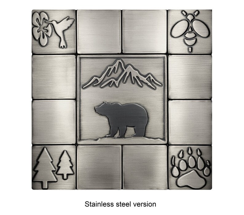 Puede incluir: Un conjunto de azulejos de acero inoxidable con un tema de naturaleza. Los azulejos presentan un oso, monta&ntilde;as, una abeja, un colibr&iacute;, una huella de pata y dos pinos.