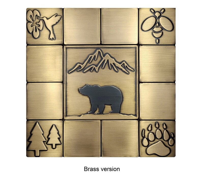 Puede incluir: Un juego de azulejos de lat&oacute;n con un tema de naturaleza. Los azulejos presentan un colibr&iacute;, una abeja, monta&ntilde;as, un oso, &aacute;rboles y una huella de pata de oso.