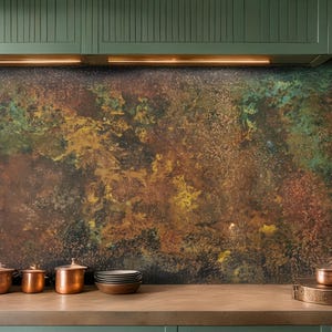 Może przedstawiać: Płytki kuchenne z nakrapianym, abstrakcyjnym wzorem w odcieniach brązu, złota, zieleni i miedzi. Poniżej blat kuchenny wspiera miedziane garnki, stos talerzy i małą miedzianą tacę.