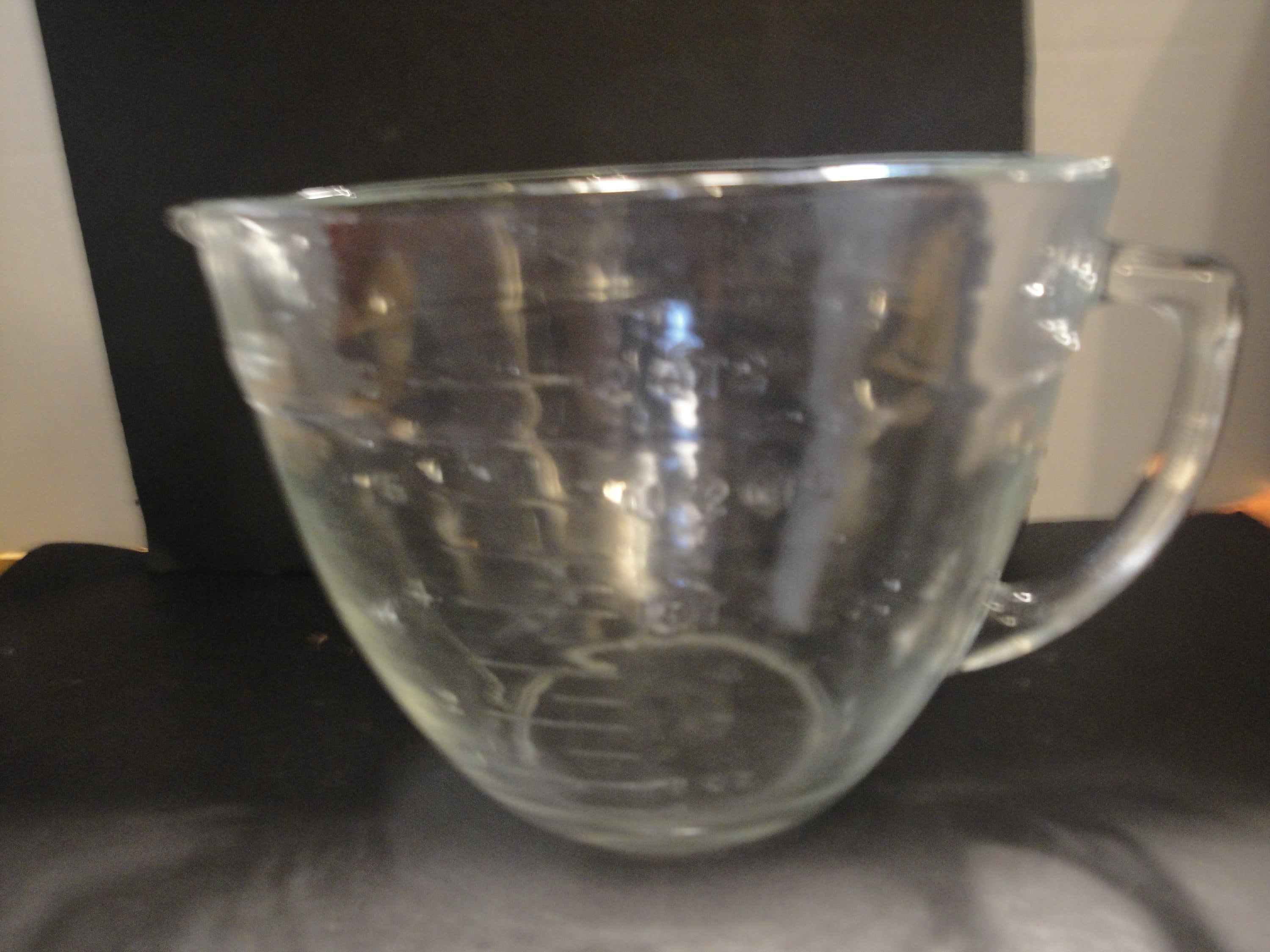 The PAMPERED CHEF Glass Measuring Mixing Batter Bowl No Lid 8 Cup 2 Quart  #88