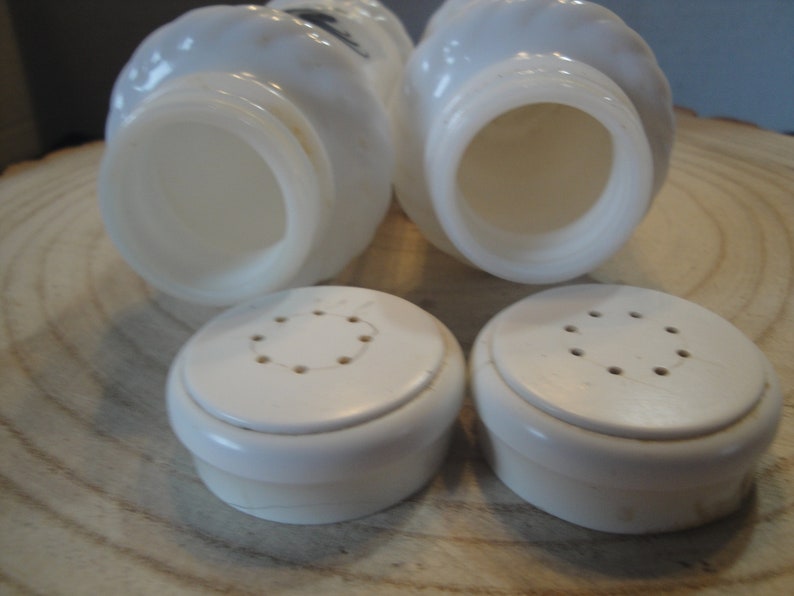 Pode incluir: Conjunto de quatro saleiros e pimenteiros de cer&acirc;mica branca. Dois dos saleiros s&atilde;o altos e t&ecirc;m um design canelado. Os outros dois saleiros s&atilde;o redondos e t&ecirc;m um pequeno furo na parte superior para dispensar sal ou pimenta.