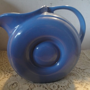 Vintage Hall USA 1950&#39;s Sky Blue Donut PItcher With Ice Lip, Excelllent Condition
