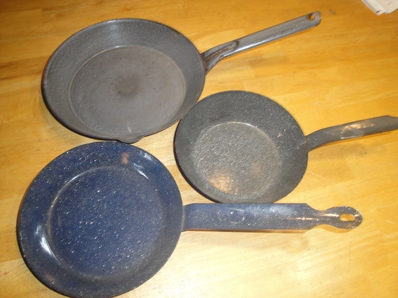 Set Of 3 Vintage Enamel Ware Skillets Heavy Frying Pans For Camping , Cookstove Or Campfire