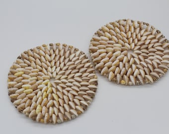 Set zweier handgefertigter Untersetzer aus Muscheln, mittelgroß