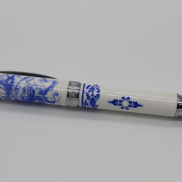 Blue and White Porcelain Pen aus China, Vintage