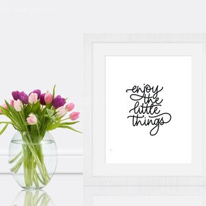 Ciesz się małymi rzeczami do wydrukowania | Handttered Motivational Home Wall Art | Inspirujący wystrój, natychmiastowe pobieranie plików PNG i materiały do wydrukowania