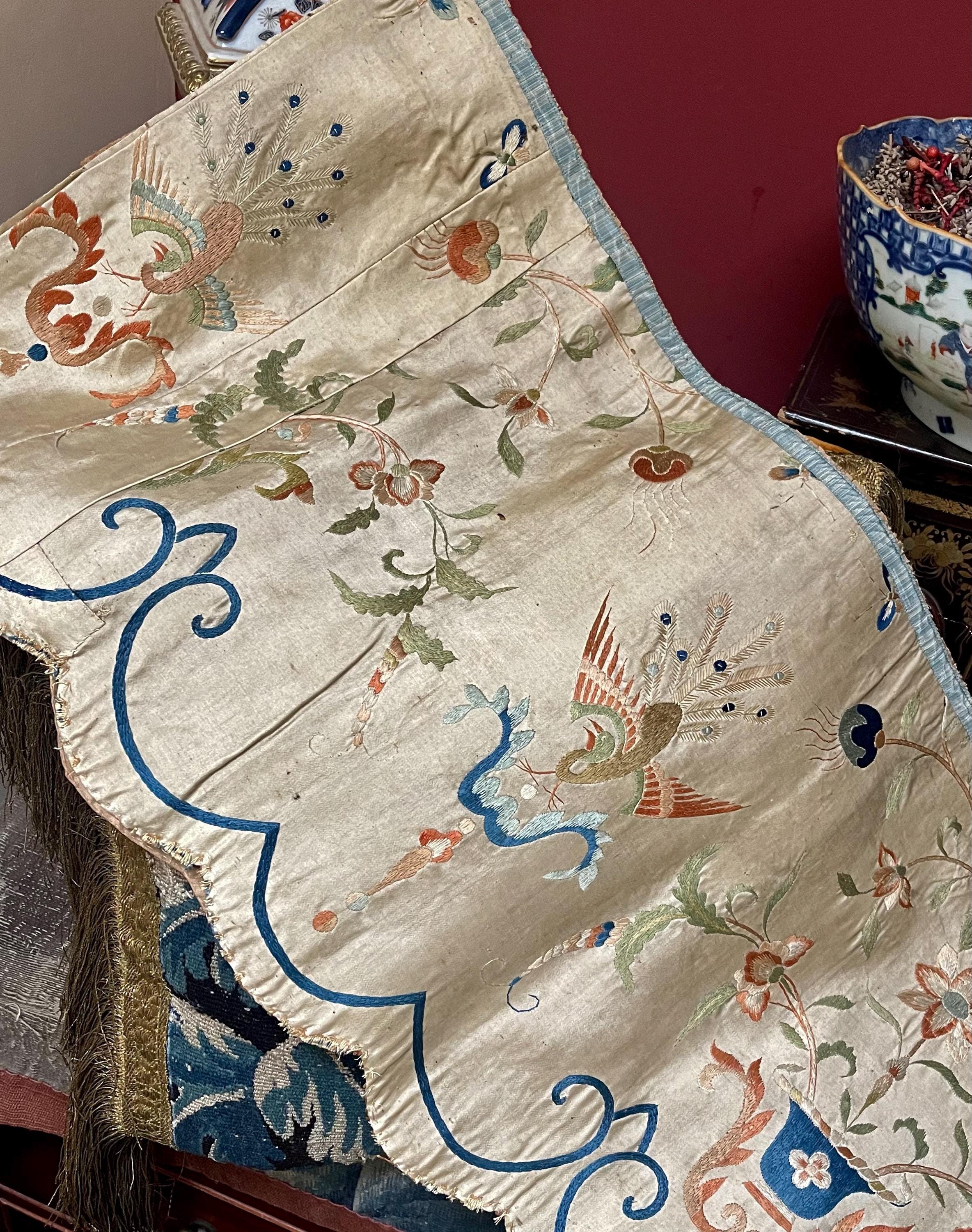 Chemin De Table En Soie Brodée, XIXe Siècle - O