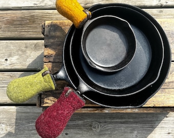 skillet handle pot holder, cast iron pan handle cover, wool felted pan handle sleeve, earthy oven mitts, eco friendly, camping gift