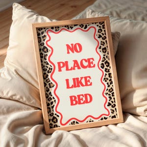 Nessun posto come il letto Stampa per camera da letto Stampa leopardata rosa rossa Tipografia Estetica alla moda Dopamina Decorazione Stampa artistica da parete Citazione positiva carina Regalo