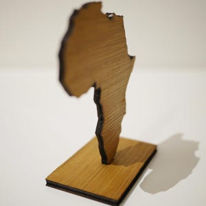 Elegante pieza de mapa africano de sobremesa con base de madera pulida