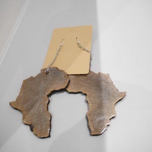Boucles d'oreilles faites à la main avec carte de l'Afrique - Boucles d'oreilles légères argentées, bijoux afrocentriques, cadeau du patrimoine africain
