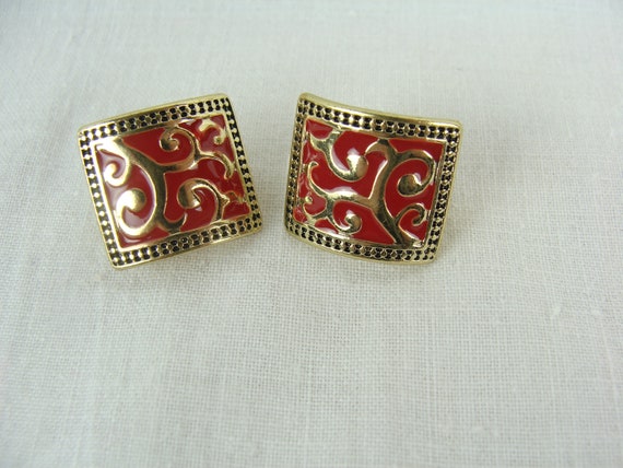 Vintage Earrings 90s Curved Clip Ons Gold Tone Red En… - Gem