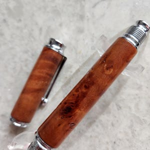 Kugelschreiber aus australischem Maserholz mit Chromleiste – Geschenk – Muttertag Vatertag Geburtstag College Uniist Hochzeitstag