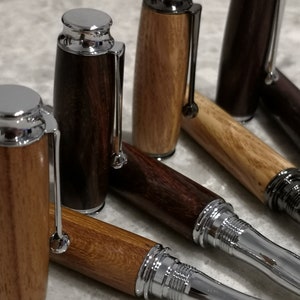 Kugelschreiber aus Holz gefertigt - Made to Order - Erhältlich in verschiedenen Hölzern - Muttertag Vatertag Geburtstag Jahrestag Abschluss