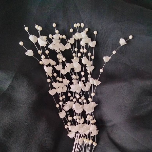 Bouquet de fleurs synthétiques et perles sur tiges