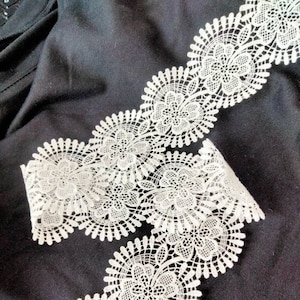 Rayas de encaje festoneadas para la confección de vestidos de novia. Encaje de flores de algodón, alta costura. Mercería