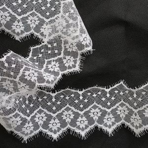 Galons de dentelle festonnée pour confection de robe de mariées