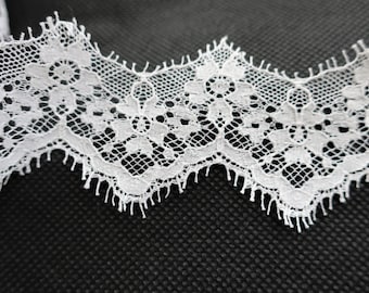 Galons de dentelle festonnée blanche pour confection de robe de mariées