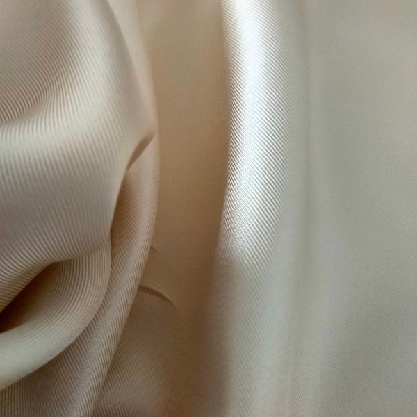 Tissu luxe. Twill de soie couleur crème, champagne . Tissu fluide et léger au mètre. Couture robe de mariée, haute couture, confection robe