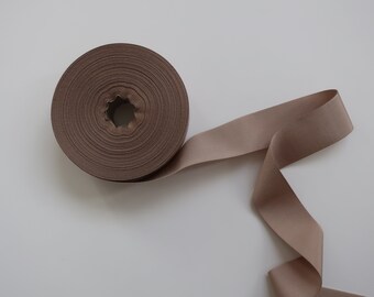 Large grain in ribbon brown color, width 4 cm