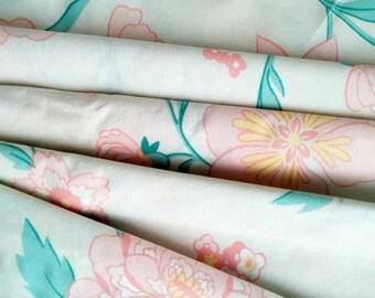 Fabric remnant 58 x 75 cm in printed cotton with pastel floral patterns. Sewing fabric. For sewing clothes, accessories, patchwork, scrapbooking.