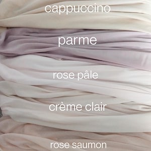 Pode incluir: Cinco amostras de tecido em diferentes tons de rosa e bege. As amostras são etiquetadas de cima para baixo: cappuccino, parme, rosa pálido, creme claro, rosa salmão.