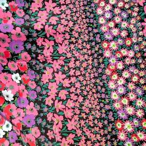 Peut inclure: Un tissu noir avec un motif répétitif de fleurs roses, blanches et violettes. Les fleurs sont disposées en rangées et sont sur un fond sombre.